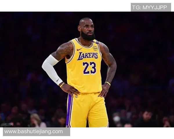 詹姆斯因左膝内侧副韧带扭伤缺席2023年MetGala盛典引发关注